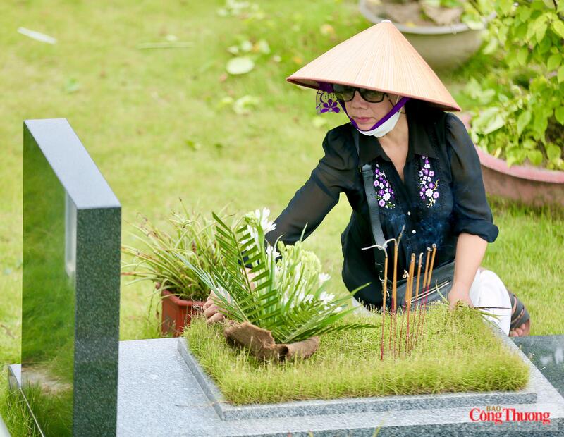 Bà khương cùng đại gia đình, dọn từng ngọn cỏ ở phần mộ người thân. Ảnh: Ngô Nhung