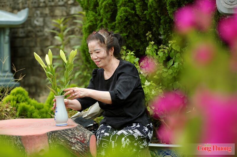 Ngày Gia Đình Việt Nam đúng dịp cuối tuần nên nhiều gia đình ở Hà Nội đã cùng con, cháu đến mộ phần người thân đã khuất để cùng dâng hương tưởng niệm tổ tiên, dành thời gian quây quần bên nhau và nhắc nhở con cháu về cội nguồn. Ảnh: Ngô Nhung