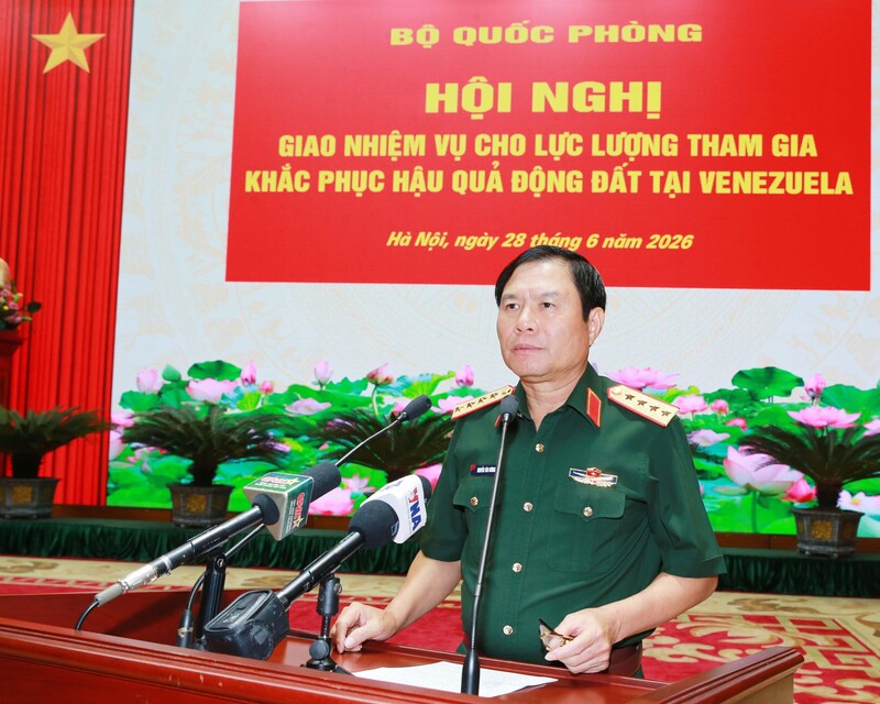 Đại tướng Nguyễn Tân Cương, Ủy viên Trung ương Đảng, Ủy viên Thường vụ Quân ủy Trung ương, Tổng Tham mưu trưởng Quân đội nhân dân Việt Nam, Thứ trưởng Quốc phòng phát biểu tại hội nghị. Ảnh Trọng Đức.