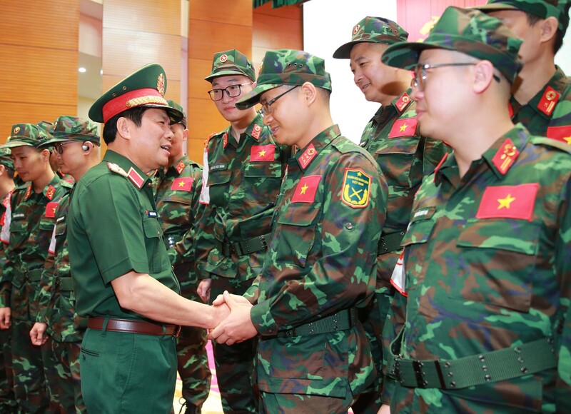 Đại tướng Nguyễn Tân Cương động viên các sĩ quan và quân nhân chuyên nghiệp với tinh thần: "Nhiệm vụ nào cũng hoàn thành, khó khăn nào cũng vượt qua", đoàn công tác sẽ hoàn thành xuất sắc nhiệm vụ. Ảnh: Trọng Đức