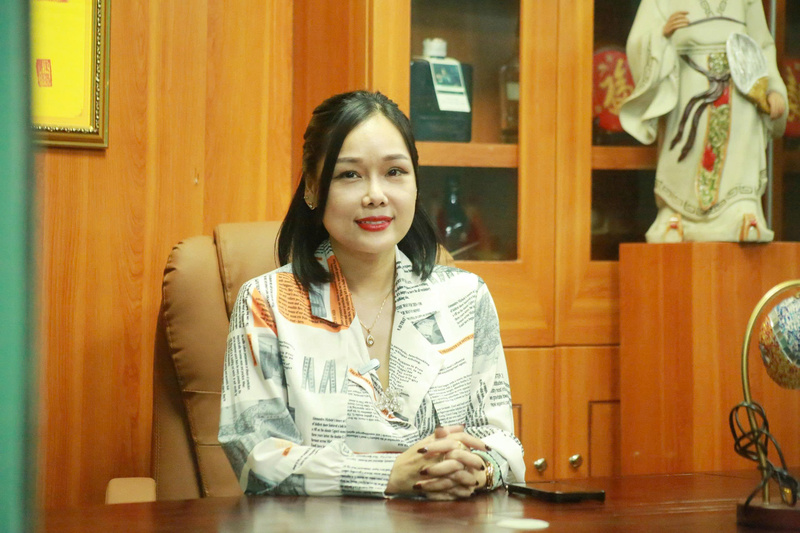Nhà báo Hà Diệu Hiền - Phó Tổng Biên tập Tạp chí điện tử Thời Trang Vàng, Trưởng Ban Tổ chức: "Kỷ vật vàng" tôn vinh câu chuyện, ký ức và giá trị nhân văn của cuộc sống. Ảnh: BTC