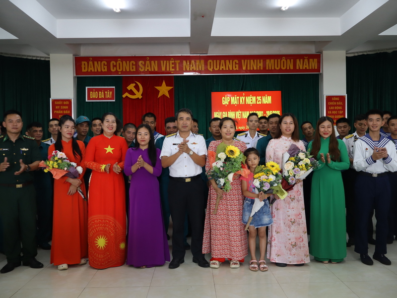 Gắn bó quân - dân tại đảo Đá Tây nhân ngày Gia đình Việt Nam