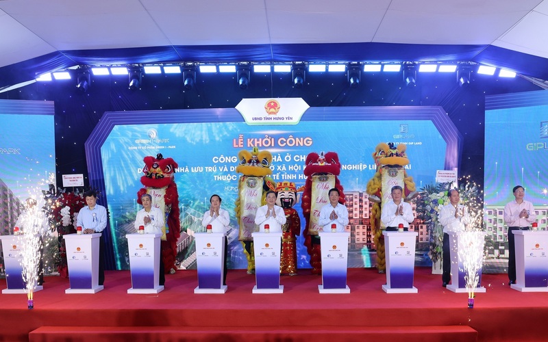 Phó Thủ tướng Thường trực Phạm Gia Túc và các đại biểu thực hiện nghi thức khởi công Dự án đầu tư xây dựng Khu nhà ở xã hội phục vụ công nhân, người lao động Khu công nghiệp Liên Hà Thái - Ảnh: VGP/Phương Nguyên