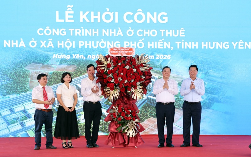 Phó Thủ tướng Thường trực Phạm Gia Túc tặng hoa Nhà đầu tư Dự án nhà ở xã hội phường Phố Hiến - Ảnh: VGP/Phương Nguyên