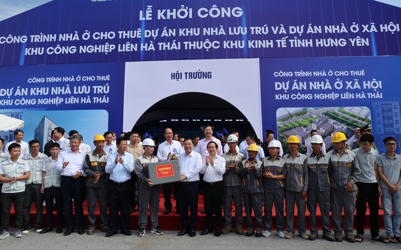 Phó Thủ tướng Thường trực Phạm Gia Túc tặng quà công nhân tại công trường xây dựng Khu nhà ở xã hội tại Khu công nghiệp Liên Hà Thái - Ảnh: VGP/Phương Nguyên