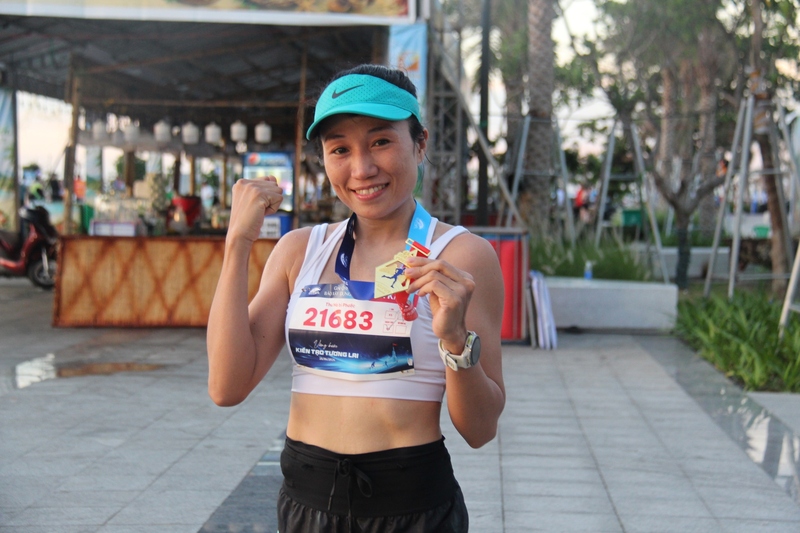 Vận động viên Lê Thị Hà hoàn thành 21km trong 1 giờ 25 phút 22 giây. Ảnh: BXD