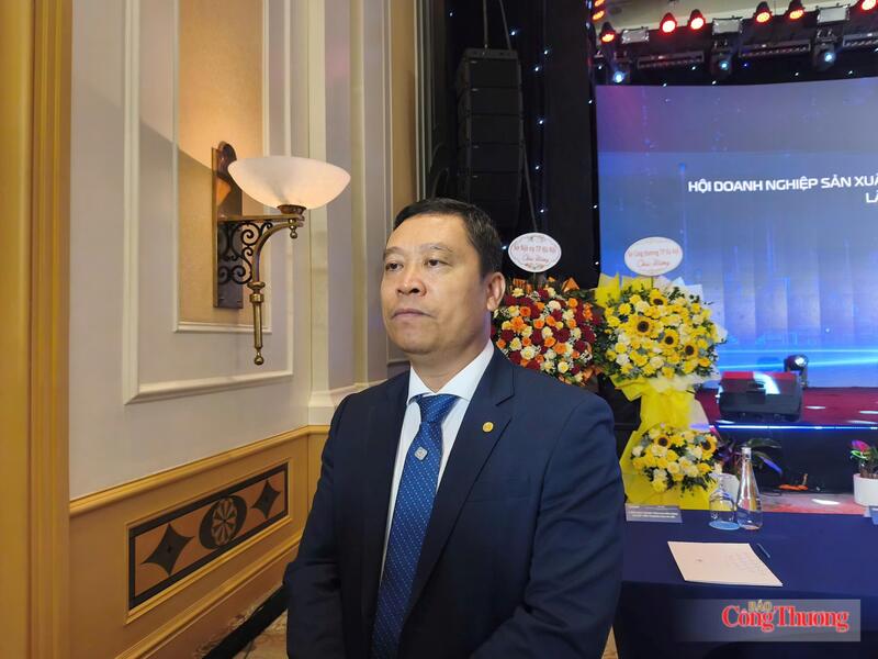 Ông Thân Đức Việt chia sẻ với phóng viên. Ảnh: Nguyễn Hoà