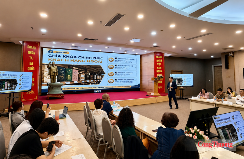 TS. Nguyễn Thanh Hoàn, chuyên gia cấp cao quản trị doanh nghiệp, Phó Viện trưởng Viện Khoa học và Hợp tác nghiên cứu ASEAN, Chủ tịch Câu lạc bộ Doanh nhân ASEAN phát biểu tại sự kiện. Ảnh: NH