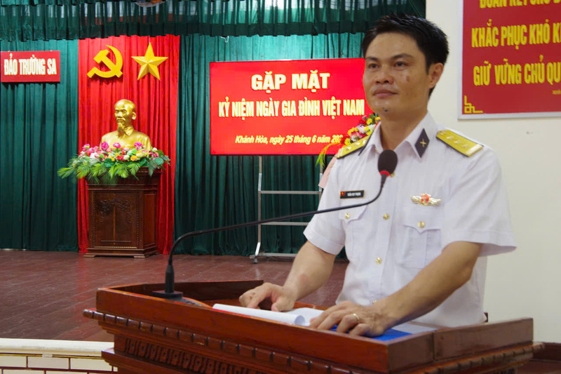 Thượng tá Trần Huy Phụng, Chính trị viên đảo Trường Sa phát biểu chúc mừng nhân Ngày Gia đình Việt Nam 28/6