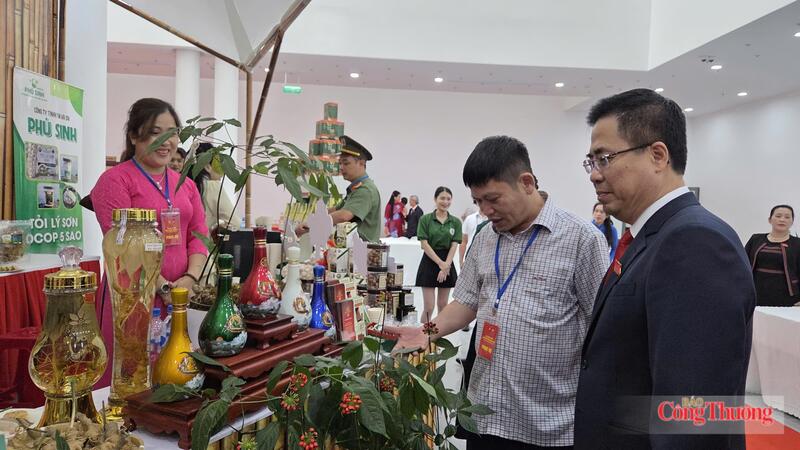 Nhờ vào các chương trình xúc tiến thương mại, các sản phẩm của địa phương có cơ hội để mở rộng thị trường tiêu thụ. Ảnh: Nguyễn Dương
