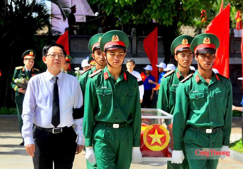 Phó Thủ tướng Chính phủ Hồ Quốc Dũng và Bí thư Tỉnh uỷ Gia Lai Thái Đại Ngọc thực hiện nghi lễ an táng các Anh hùng liệt sĩ tại Nghĩa trang Liệt sĩ Đức Cơ, ngày 13/6. Ảnh: Hiền Mai