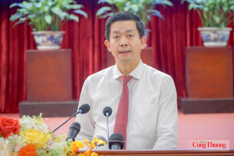 Ông Lê Quang Tùng - Bí thư Thành ủy Cần Thơ phát biểu chỉ đạo tại kỳ họp.