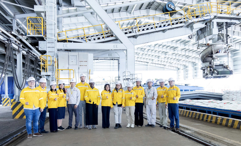 Đoàn công tác tìm hiểu năng lực sản xuất phân bón của PVCFC. Ảnh: PVCFC