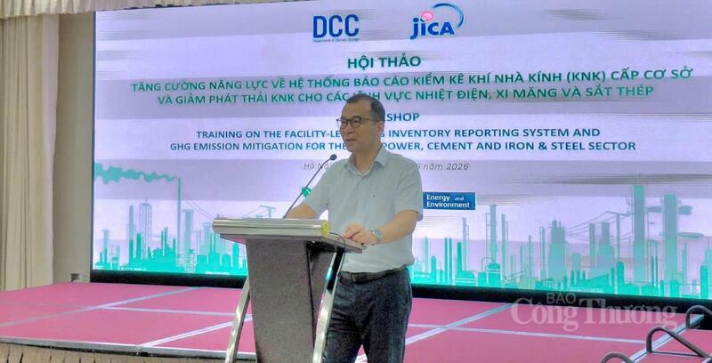 TS. Lương Quang Huy, Trưởng phòng Quản lý phát thải khí nhà kính và Bảo vệ tầng ôzôn, Cục Biến đổi khí hậu phát biểu tại hội thảo. Ảnh: Nguyễn Hạnh