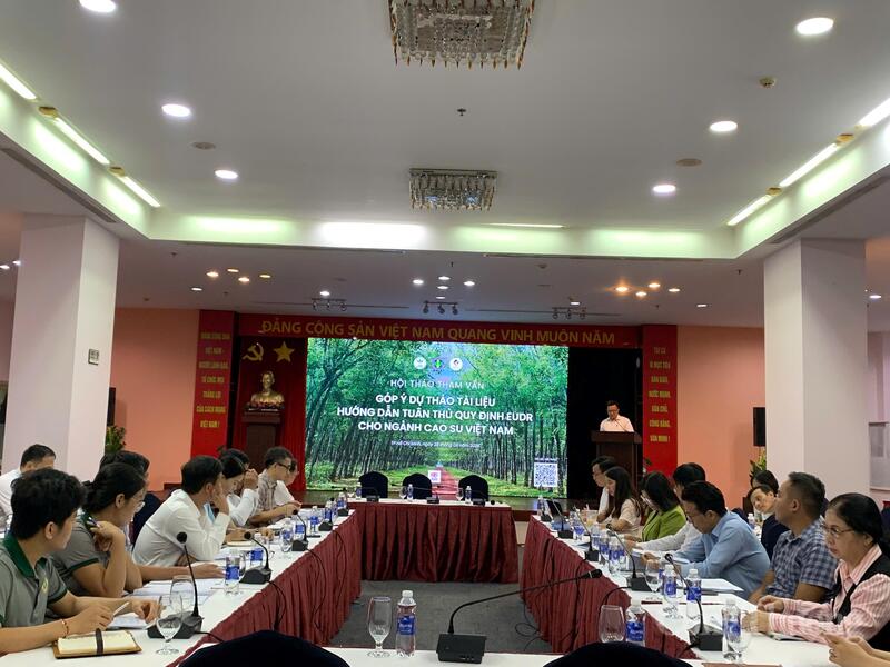 Hội thảo tham vấn góp ý dự thảo tài liệu Hướng dẫn tuân thủ Quy định chống mất rừng của Liên minh châu Âu (EUDR) cho ngành cao su Việt Nam. Ảnh: Minh Phúc