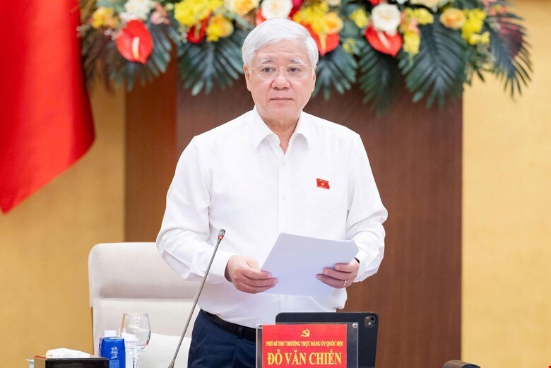 Phó Chủ tịch Thường trực Quốc hội Đỗ Văn Chiến phát biểu tại Hội nghị.