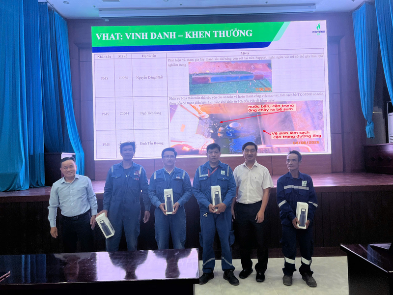 BSR biểu dương, khen thưởng các cá nhân nhà thầu có đóng góp tích cực trong công tác ATLĐ và xây dựng văn hóa an toàn tại NMLD Dung Quất. Ảnh: BSR