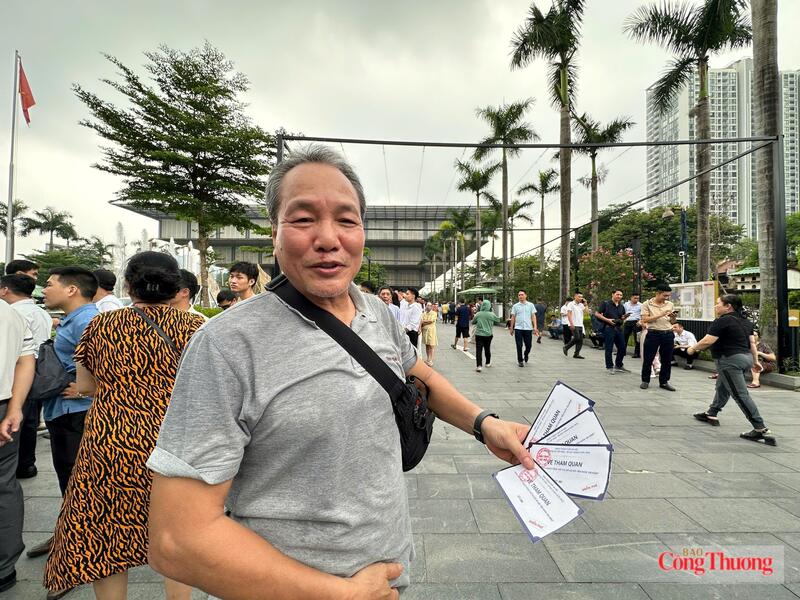 Ông Trần Lê Tiến, trú tại Phan Đình Phùng, vừa xếp hàng nhận được vé chia sẻ, hôm nay ông rất phấn khởi có mặt tại Bảo tàng Hà Nội tận mắt chứng kiến Quy hoạch tổng thể Thủ đô Hà Nội tầm nhìn 100 năm. Ông cho biết, lý do ông quan tâm tới sự kiện vì nắm qua thông tin gia đình ông có khả năng nằm trong diện quy hoạch Thủ đô