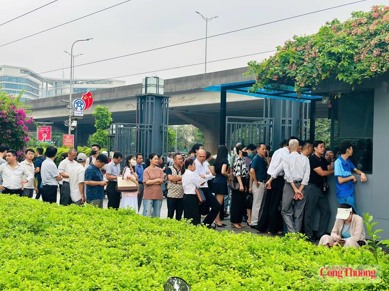 Giữa thời tiết nắng nóng, người dân vẫn xếp hàng dài chờ nhận vé miễn phí ngay cổng Bảo tàng Hà Nội