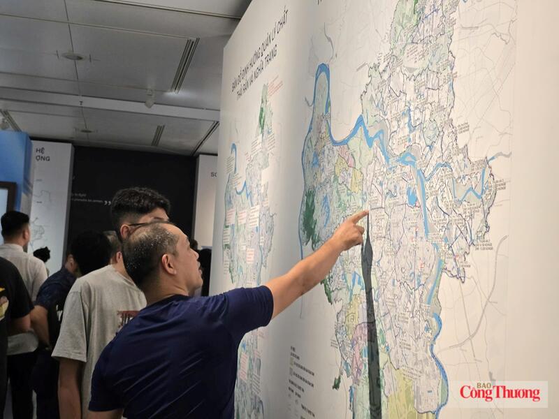 Người dân tham quan Quy hoạch tổng thể Thủ đô Hà Nội tại Bảo tàng Hà Nội, chiều 29/6