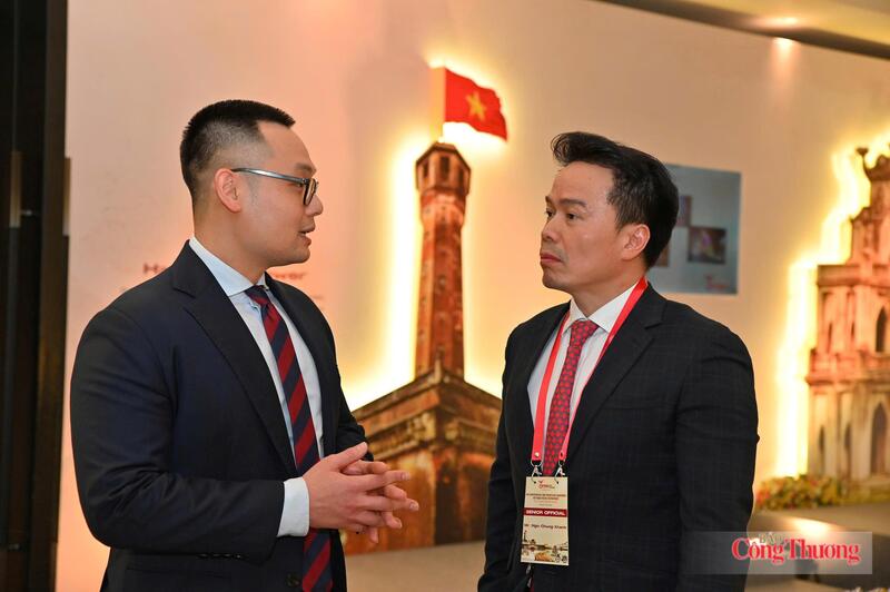 Ông Ngô Chung Khanh, Phó Vụ trưởng Vụ Chính sách thương mại đa biên, Bộ Công Thương (đứng bên phải) trao đổi bên lề Phiên họp Quan chức cấp cao CPTPP lần thứ nhất năm 2026. Ảnh: Nguyễn Nam
