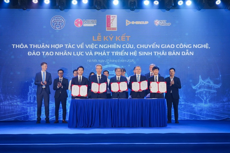 Ông Trương Việt Dũng, Phó Chủ tịch UBND Thành phố Hà Nội cùng đại diện các đối tác và doanh nghiệp tại sự kiện ký kết. Ảnh: DNCC