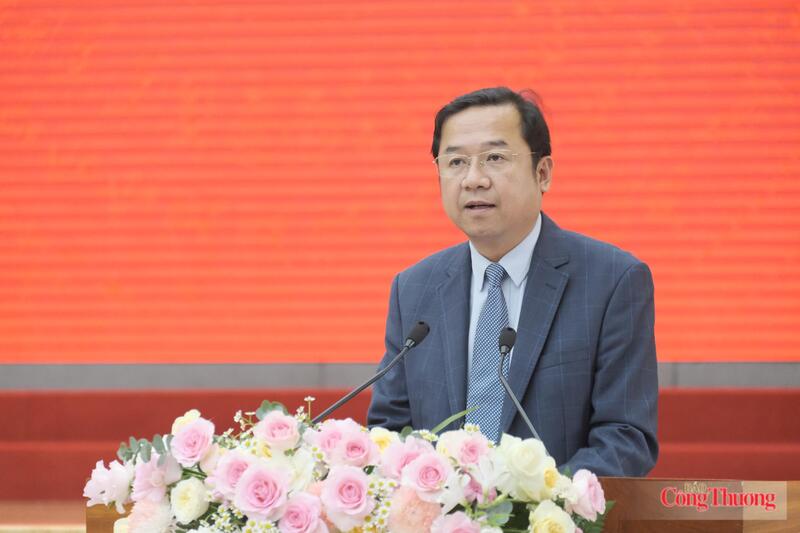 Ông Tôn Thiện Đồng, Trưởng ban Tổ chức Tỉnh ủy Lâm Đồng công bố các quyết định công tác cán bộ tại hội nghị. Ảnh: Lê Sơn