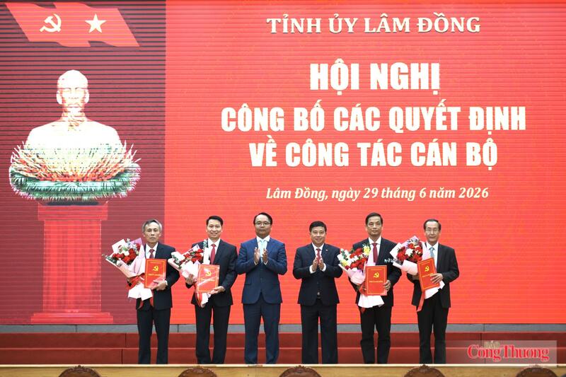 Ủy viên Ban Chấp hành Trung ương Đảng, Bí thư Tỉnh ủy Lâm Đồng Y Thanh Hà Niê K’Đăm (thứ 3 từ phải qua) và ông Đặng Hồng Sỹ, Phó Bí thư Thường trực Tỉnh ủy Lâm Đồng (thứ 3 từ phải qua) trao quyết định và tặng hoa chúc mừng. Ảnh: Lê Sơn