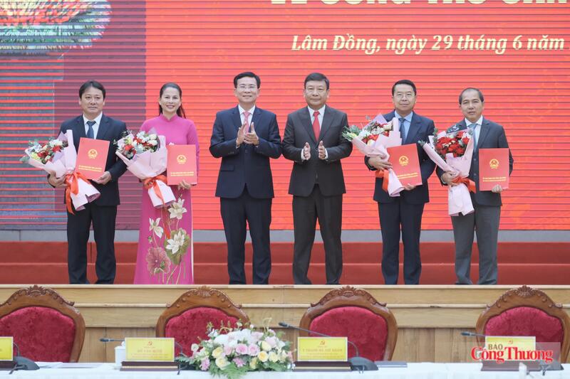 Ủy viên Ban Chấp hành Trung ương Đảng, Chủ tịch UBND tỉnh Lâm Đồng Hồ Văn Mười (thứ 3 từ phải qua) và ông Bùi Thắng, Phó Bí thư Tỉnh ủy Lâm Đồng (thứ 3 từ trái qua) trao quyết định và tặng hoa chúc mừng. Ảnh: Lê Sơn