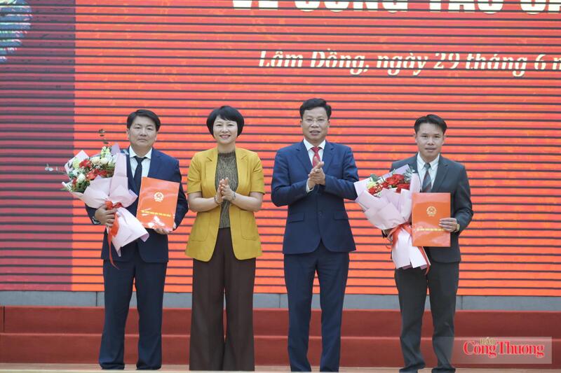 Ông Lưu Văn Trung, Phó Bí thư Tỉnh ủy, Chủ tịch HĐND tỉnh Lâm Đồng (thứ 2 từ phải qua) và bà Phạm Thị Phúc, Phó Bí thư Tỉnh ủy, Chủ tịch Ủy ban MTTQ Việt Nam tỉnh Lâm Đồng trao quyết định và tặng hoa chúc mừng. Ảnh: Lê Sơn