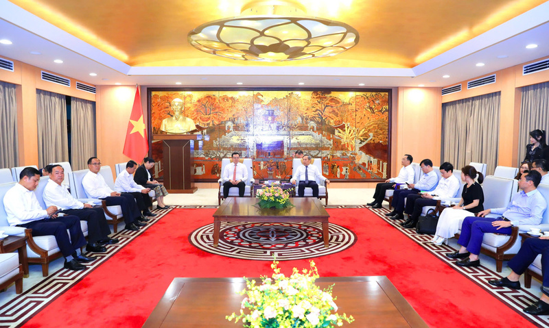 Chủ tịch UBND Thành phố Vũ Đại Thắng đã tiếp Đoàn đại biểu Chính quyền tỉnh Khăm Muồn (CHDCND Lào) do đồng chí Somsaath Ounsida, Phó Bí thư Tỉnh ủy, Chủ tịch Ủy ban Chính quyền tỉnh làm Trưởng đoàn. Ảnh: Hoàng Linh