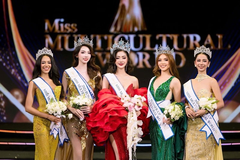 Người đẹp đến từ Myanmar Soe Myintzu Lwin đăng quang ngôi vị Hoa hậu Văn hóa Thế giới 2026; cùng các Á hậu của cuộc thi. Ảnh: Ban Tổ chức