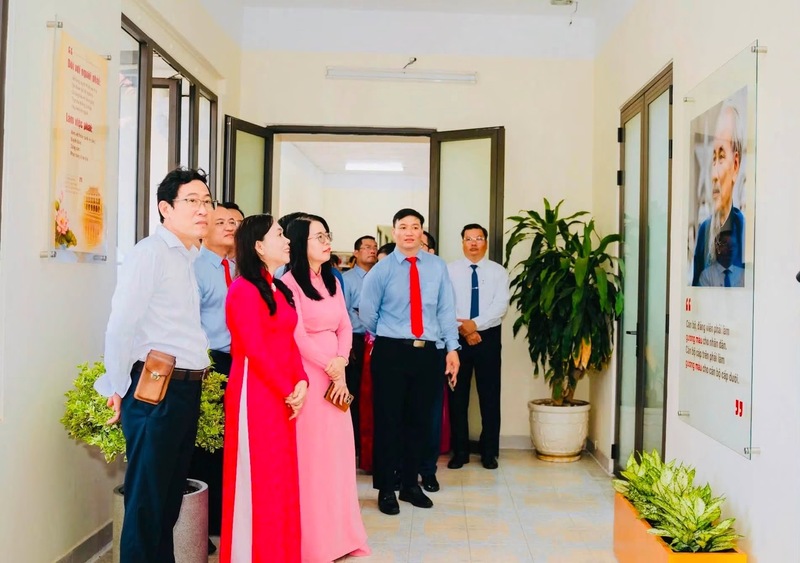 Các đại biểu tham quan không gian văn hoá Hồ Chí Minh tại Trụ sở Đảng uỷ UBND TP. Hồ Chí Minh. Ảnh: Đảng bộ UBND TP. Hồ Chí Minh