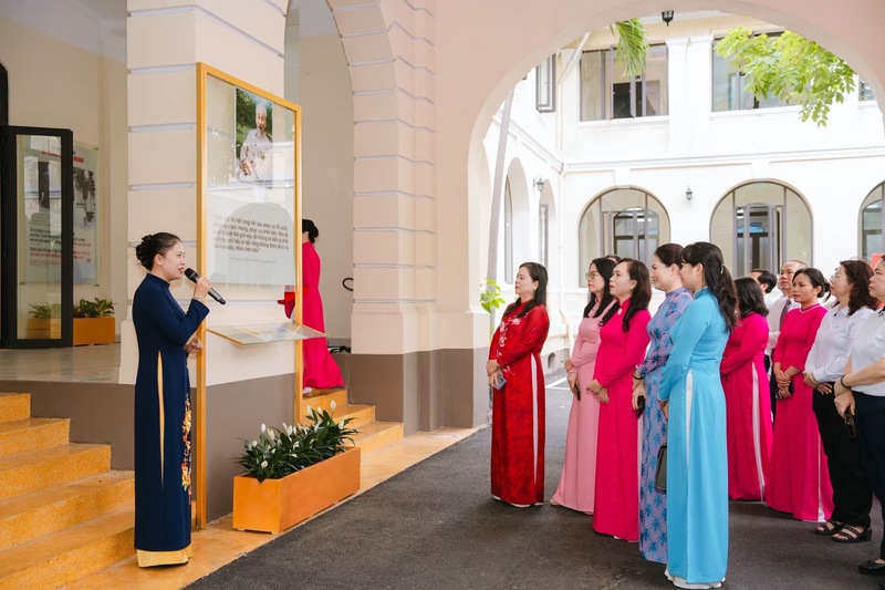 Các đại biểu tham quan Không gian văn hoá Hồ Chí Minh tại trụ sở Đảng uỷ UBND TP. Hồ Chí Minh. Ảnh: Đảng bộ UBND TP. Hồ Chí Minh