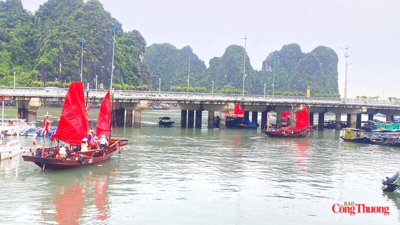 Các đại biểu và người dân tham quan trải nghiệm thuyền ba vách Hạ Long.