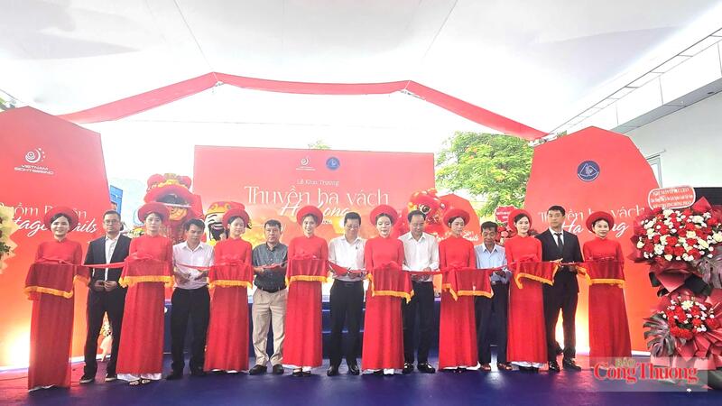 Các đại biểu cắt băng khai trương tour thuyền buồm ba vách trên vịnh Hạ Long, tỉnh Quảng Ninh.