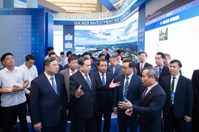 Chủ tịch Quốc hội Trần Thanh Mẫn và các đại biểu tham quan không gian trải nghiệm phần mềm bản đồ đầu tư. Ảnh: BTC