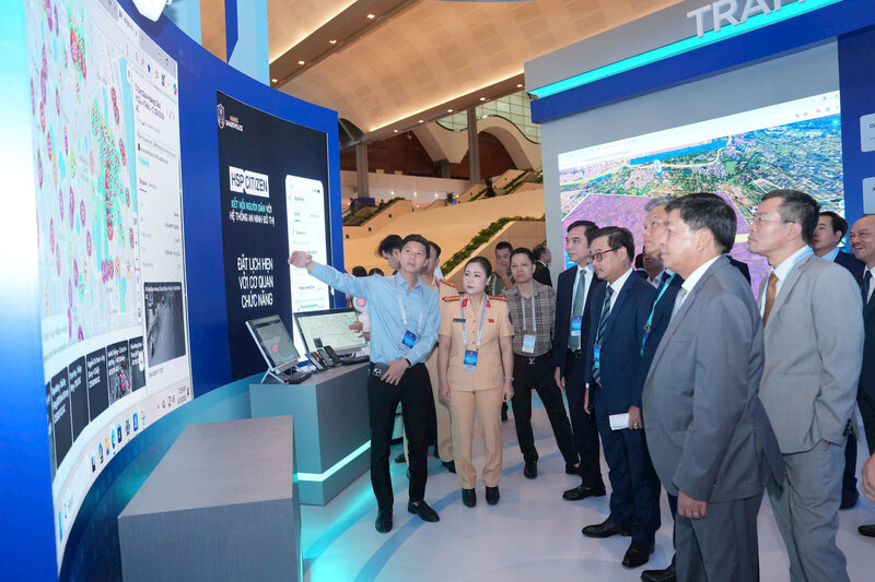 Các thông tin, hình ảnh trực quan được trưng bày tại Hội nghị công bố Quy hoạch tổng thể Thủ đô Hà Nội tầm nhìn 100 năm và xúc tiến đầu tư năm 2026. Ảnh: Thành Thái
