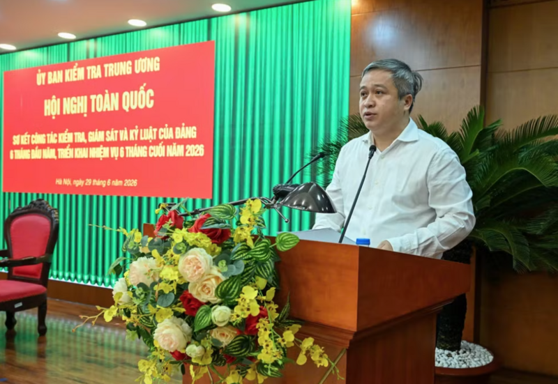 Phó Chủ nhiệm Thường trực Ủy ban Kiểm tra Trung ương Trần Tiến Hưng báo cáo tóm tắt kết quả công tác 6 tháng đầu năm. (Ảnh: Duy Linh)