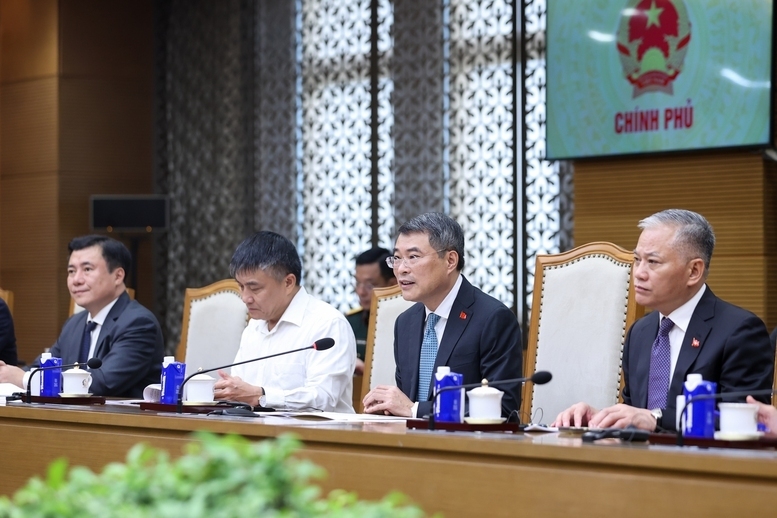 Thủ tướng đề nghị Đại sứ hỗ trợ thúc đẩy các hoạt động tiếp xúc, điện đàm, trao đổi đoàn, ưu tiên triển khai các chuyến thăm của Lãnh đạo cấp cao hai nước; hỗ trợ doanh nghiệp Canada đầu tư vào các lĩnh vực, dự án trọng điểm tại Việt Nam - Ảnh: VGP/Nhật Bắc