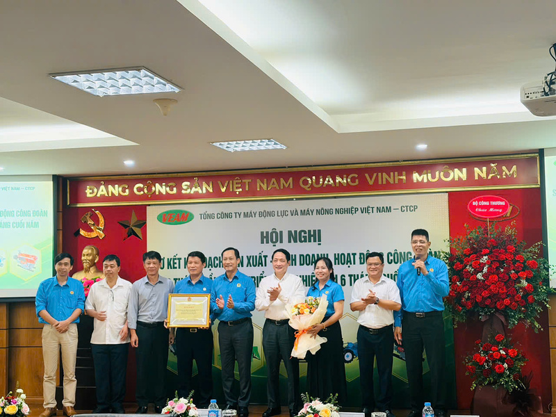 Công đoàn Tổng công ty VEAM đã vinh dự được Tổng Liên đoàn Lao động Việt Nam tặng Bằng khen.Ảnh: Ngọc Anh