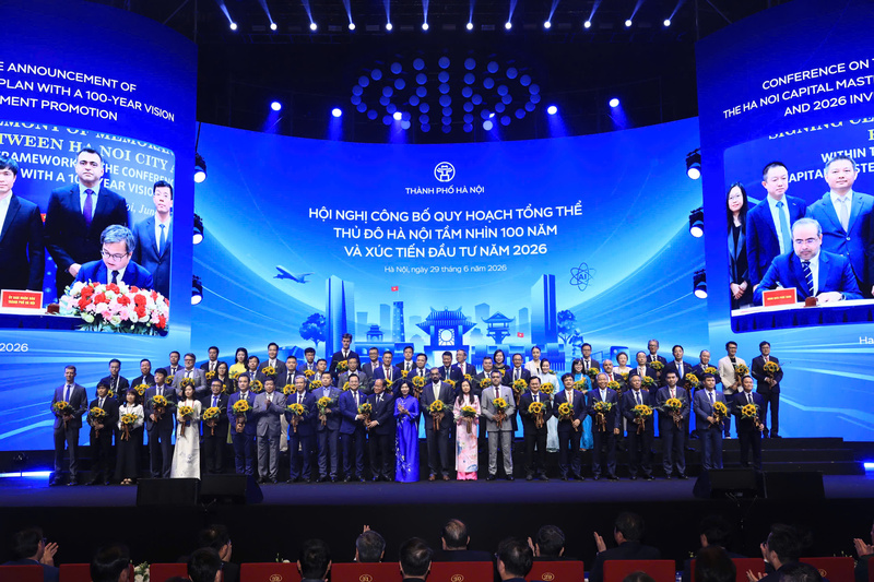 Đại diện G-Group nhận MoU về bán dẫn tại Hội nghị Công bố quy hoạch tổng thể Thủ đô Hà Nội tầm nhìn 100 năm và Xúc tiến đầu tư năm 2026. Ảnh: DNCC