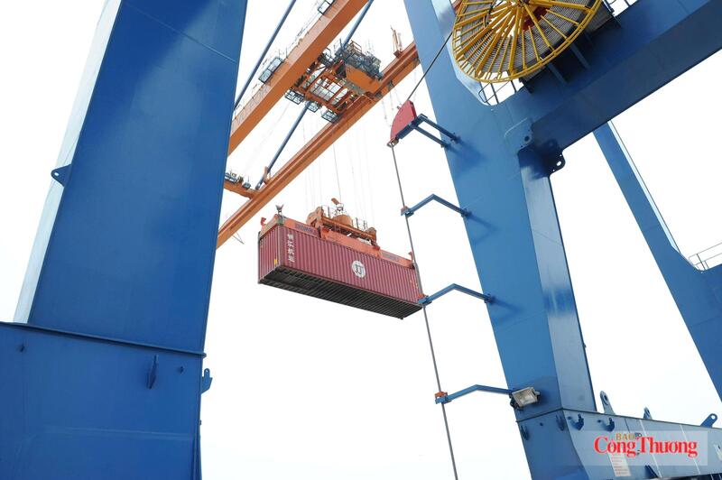 Nâng cao năng lực cạnh tranh của doanh nghiệp logistics nhằm góp phần đạt mục tiêu tăng trưởng xuất khẩu 2 con số. Ảnh: Cấn Dũng