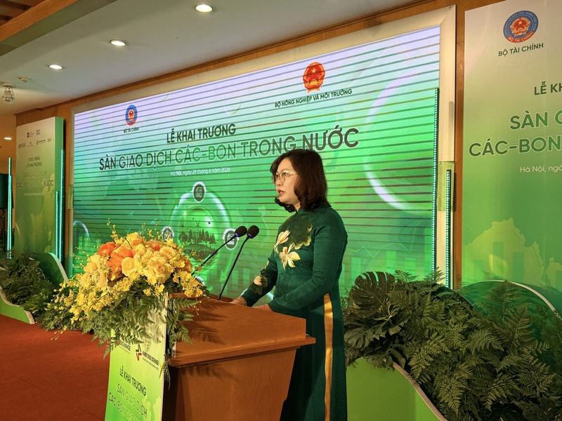 Bà Vũ Thị Chân Phương, Chủ tịch Ủy ban Chứng khoán Nhà nước phát biểu tại buổi lễ. Ảnh: Văn Giáp