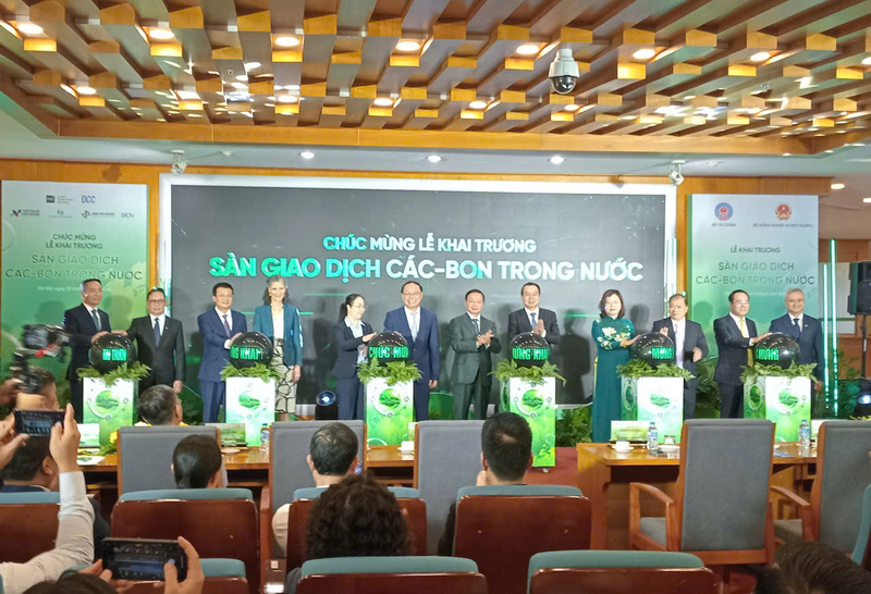 Đại biểu thực hiện nghi thức khai trương sàn giao dịch carbon trong nước. Ảnh: Văn Giáp