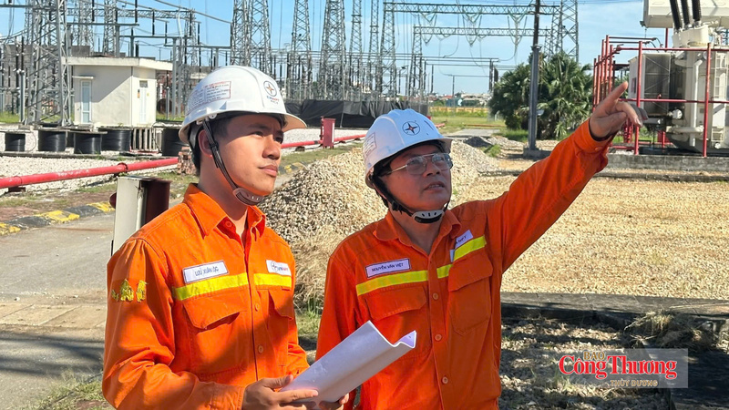 Công nhân truyền tải điện kiểm tra tình trạng vận hành thiết bị tại Trạm biến áp 500kV Tây Hà Nội trong cao điểm nắng nóng.