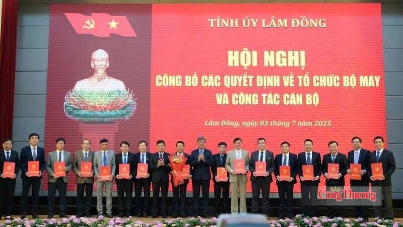 Ông Tôn Thiện San, Giám đốc Sở Nông nghiệp và Môi trường tỉnh Lâm Đồng (thứ 9 từ trái qua), tại hội nghị công bố các quyết định về tổ chức bộ máy và công tác cán bộ ngày 3/7/2025. Ảnh: Lê Sơn