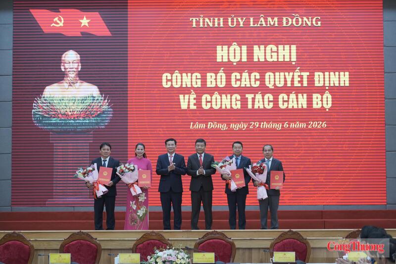 Sáng 29/6, Chủ tịch UBND tỉnh Lâm Đồng tiếp tục điều động, luân chuyển và bổ nhiệm ông Tôn Thiện San (thứ 2 từ phải qua) làm Giám đốc Sở Văn hoá, Thể thảo và Du lịch tỉnh Lâm Đồng. Ảnh: Lê Sơn