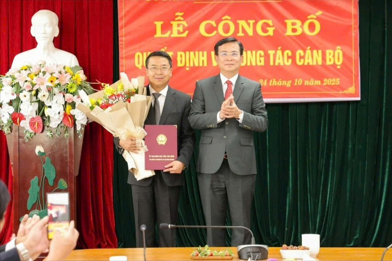 Ông Hồ Văn Mười, Chủ tịch UBND tỉnh Lâm Đồng trao quyết định bổ nhiệm Giám đốc Sở Tài chính tỉnh Lâm Đồng cho ông Tôn Thiện San vào ngày 24/10/2025. Ảnh: Báo Lâm Đồng