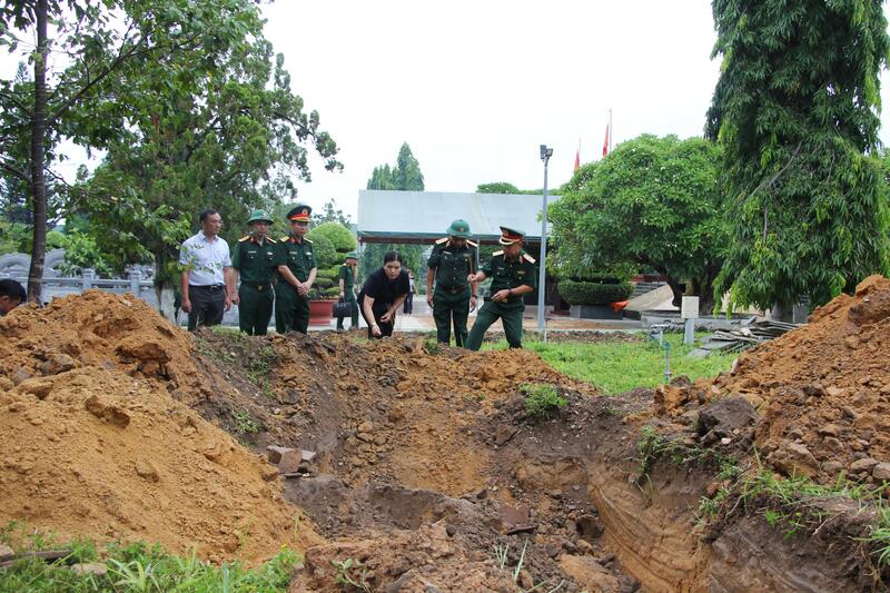 Sau gần một tháng triển khai công tác khai quật, tìm kiếm và quy tập hài cốt liệt sĩ tại khu vực đường Trường Chinh, lực lượng chức năng đã tìm thấy và cất bốc một hài cốt liệt sĩ trong khuôn viên Nghĩa trang liệt sĩ phường Đăk Cấm. Ảnh: Biên Phòng